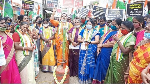 சமையல் கேஸ் சிலிண்டர் விலை உயர்வைக் கண்டித்து காரைக்காலில் ஆர்ப்பாட்டத்தில் ஈடுபட்ட மகிளா காங்கிரஸார்.