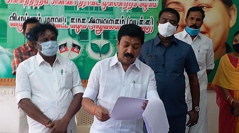 அமைச்சர் சி.வி.சண்முகம் திமுகவினர் மீது உள்ள வழக்குகள் விவரத்தை படித்து காட்டுகிறார்.