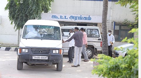ஆவின் மேலாளர் ரவியை லஞ்ச ஒழிப்பு போலீஸார் கைது செய்து அழைத்துச்சென்றனர். படம்.வி.எம்.மணிநாதன்