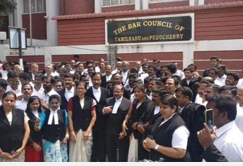 வழக்கறிஞர்கள் கருப்புக் கோட்டு, காலர் அணிந்து போராட உயர் நீதிமன்றம் தடை