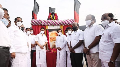 பெரியார் சிலைக்கு ஸ்டாலின் மரியாதை.