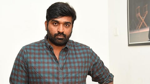 கதாநாயகன் விஜய் சேதுபதியின் பத்தாண்டுகள்: தனித்துவப் பாதையில் உயரங்களைத் தொடும் கலைஞன் 