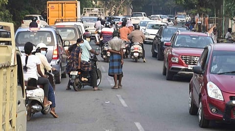 கோவை பார்க் கேட் சந்திப்பில் இருந்து சிறைச்சாலை சாலை வழியாக எல்.ஐ.சி சிக்னல் சந்திப்பை நோக்கிப் போக்குவரத்து நெரிசலுடன் செல்லும் வாகனங்கள். | படம்: ஜெ.மனோகரன்.