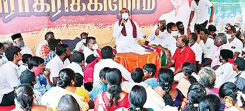 திருவண்ணாமலையில் நேற்று பொதுமக்களுடன் கலந்துரையாடிய திமுக முன்னாள் அமைச்சர் எ.வ.வேலு.
