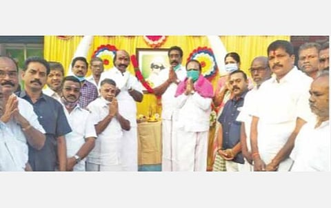 காஞ்சிபுரம் நகரப் பகுதியில்  எம்ஜிஆர்  நினைவு தினத்தையொட்டி அவரது படத்துக்கு அதிமுகவினர் அஞ்சலி செலுத்தினர்.