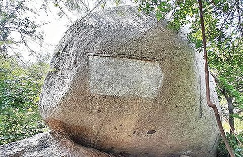 திருப்பத்தூர் மாவட்டம் குண்டு ரெட்டியூர் பகுதியில் கண்டெடுக்கப்பட்ட பள்ளிச்சந்தம்  வட்டெழுத்து கல்வெட்டு.