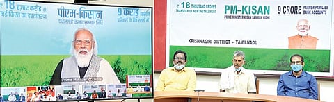 கிருஷ்ணகிரி மாவட்ட ஆட்சியர் அலுவலகத்தில் காணொலிக்காட்சி மூலம், பிரதம மந்திரியின் நுண்ணீர் பாசன திட்டத்தின்கீழ் பயனடைந்த விவசாயி சுப்பிரமணியிடம், பிரதமர் நரேந்திர மோடி கலந்துரையாடினார். அருகில் ஆட்சியர் ஜெயசந்திர பானு ரெட்டி.