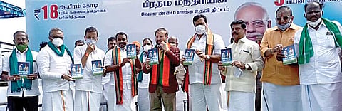 முன்னாள் பிரதமர் வாஜ்பாய் பிறந்தநாளை முன்னிட்டு சென்னை அடுத்த மறைமலை நகரில் நேற்று நடந்த கூட்டத்தில், விவசாயிகளுக் கான கையேட்டை வெளியிடுகிறார் மத்திய அமைச்சர் பிரகாஷ் ஜவடேகர். உடன் தமிழக பாஜக தலைவர் எல்.முருகன் உள்ளிட்டோர்.