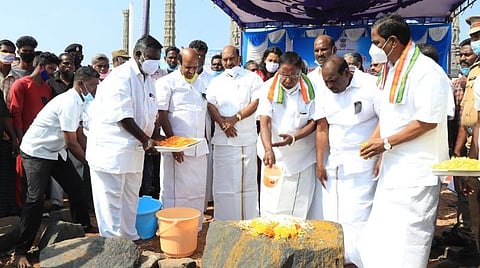 புதுச்சேரி கடற்கரை காந்தி சிலை பின்புறம் நடந்த சுனாமி நினைவு நாள் நிகழ்ச்சியில் முதல்வர் நாராயணசாமி பால் ஊற்றி அஞ்சலி செலுத்தினார்.