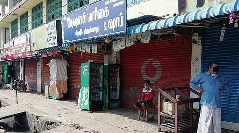 திருநள்ளாறு கீழ வீதியில் அடைக்கப்பட்டிருந்த கடைகள்.