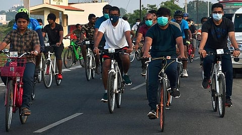 தூத்துக்குடியில் நடைபெற்ற உடலுறுதி இந்தியா விழிப்புணர்வு மிதிவண்டி ஓட்டத்தில் பங்கேற்று மிதிவண்டி ஓட்டிய மாநகராட்சி ஆணையர் வீ.ப.ஜெயசீலன், கூடுதல் ஆட்சியர் (வருவாய்) விஷ்ணுசந்திரன், சார் ஆட்சியர் சிம்ரோன் ஜித் சிங் கலோன் உள்ளிட்டோர். படம்: என்.ராஜேஷ்