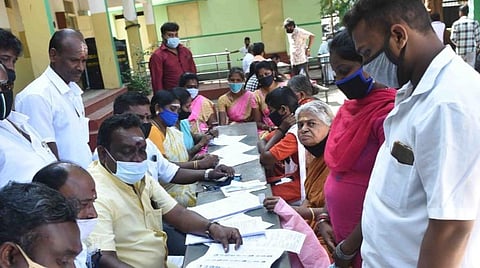 கரோனா அச்சம்: ஒரு வாக்குச்சாவடிக்கு ஆயிரம் வாக்காளர்களை மட்டும் அனுமதிக்க முடிவு- பட்டியல் தயாரிப்புப் பணி தீவிரம்