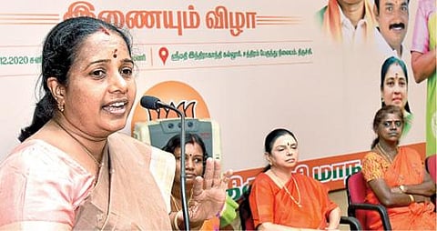 திருச்சி மதி இந்திரா காந்தி கல்லூரியில் நேற்று நடைபெற்ற பாஜக மகளிரணி உறுப்பினர் சேர்க்கை நிகழ்ச்சியில் பேசுகிறார் அக்கட்சியின்  தேசிய மகளிரணி தலைவர் வானதி சீனிவாசன், உடன், பாரதிதாசன் பல்கலைக்கழக முன்னாள் துணை வேந்தர் மீனா உள்ளிட்டோர். படம்: ஜி.ஞானவேல் முருகன்
