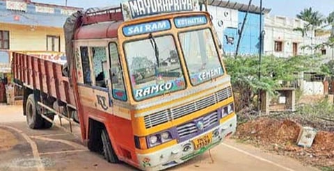 தரமற்ற பாதாள சாக்கடைப் பணியால் காரைக்குடி முத்துராமலிங்கத் தேவர் நகர் விநாயகர் கோயில் வீதியில் ஏற்பட்ட பள்ளத்தில் சிக்கிய லாரி