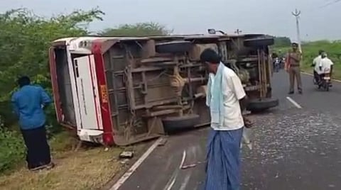அருப்புக்கோட்டை அருகே தனியார் பஞ்சாலை வாகனம் கவிழ்ந்து 2 பேர் பலி; உயிருடன் இருந்தவரை இறந்ததாகக் கூறியதால் உறவினர்கள் போராட்டம்