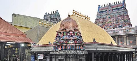 சிதம்பரம் நடராஜர் கோயிலில் நடக்கும் ஆருத்ரா தரிசன விழாவில் வெளிமாவட்ட பக்தர்களுக்கு அனுமதி: கரோனா தடுப்பு விதிகளை பின்பற்ற உயர் நீதிமன்றம் உத்தரவு