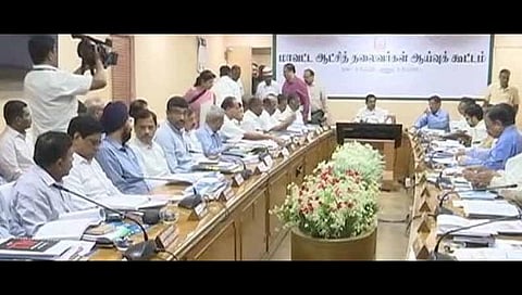 இங்கிலாந்தில் பரவிவரும் புதிய வகை வைரஸ்; கட்டாயம் முகக்கவசம் அணிய வேண்டும்: ஆட்சியர்களுடனான ஆலோசனைக் கூட்டத்தில் முதல்வர் பழனிசாமி எச்சரிக்கை