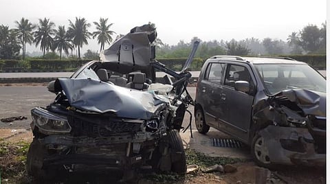விபத்தில் சிக்கிய 2 கார்கள்.