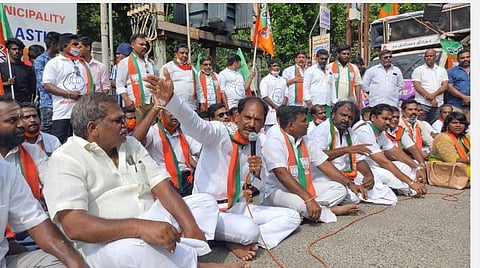 புதுச்சேரியில் உள்ளாட்சித் தேர்தலை நடத்தக் கோரி உழவர்கரை நகராட்சியை முற்றுகையிட்டு தர்ணா போராட்டத்தில் ஈடுபட்ட பாஜகவினர்.