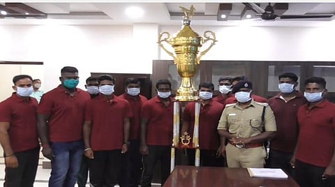 மாவட்ட அளவிலான கபடிப் போட்டியில் முதல் பரிசு பெற்ற காவலர் அணியினருக்கு எஸ்.பி. விஜயகுமார் பாராட்டு தெரிவித்தார்.