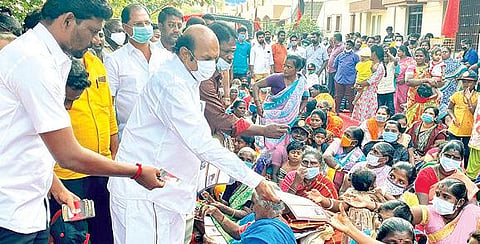 தமிழக அமைச்சர்களுக்கு எதிரான குற்றச்சாட்டு குறித்து அச்சடிக்கப்பட்ட துண்டு பிரசுரங்களை பொதுமக்களிடம் வழங்கிய முன்னாள் அமைச்சர் எ.வ.வேலு.