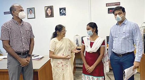சென்னை அரசு பன்னோக்கு உயர் சிறப்பு மருத்துவமனையில், உயர் ரத்த அழுத்தத்துக்காக அறுவை சிகிச்சை செய்துகொண்ட இளம் ஆசிரியையிடம் நலம் விசாரிக்கிறார் மருத்துவமனை இயக்குநர் விமலா. உடன் நிர்வாக அதிகாரி ஆனந்தகுமார், நாளமில்லா சுரப்பி அறுவை சிகிச்சை நிபுணர் மருத்துவர் தளவாய் சுந்தரம்.