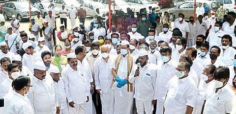 இந்திய தேசிய காங்கிரசின் 136-வது ஆண்டு நிறுவன நாளையொட்டி,  சென்னை சத்தியமூர்த்தி பவனில் நேற்று நடைபெற்ற நிகழ்ச்சியில், தமிழக காங்கிரஸ் தலைவர் கே.எஸ்.அழகிரி கலந்து கொண்டு 150 அடி உயரத்தில் அமைக்கப்பட்டுள்ள கொடி கம்பத்தில் கொடியை ஏற்றி வைத்தார். முன்னாள் தலைவர் கே.வீ.தங்கபாலு, செல்லக்குமார் எம்.பி. மற்றும் கட்சி நிர்வாகிகள் உடனிருந்தனர். படம்: க.பரத்