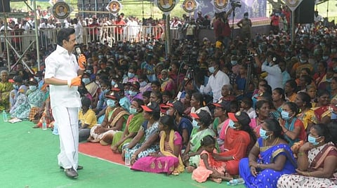 ராணிப்பேட்டை மாவட்டம் வாலாஜா அனந்தலை கிராமத்தில் நடைபெற்ற மக்கள் கிராம சபைக் கூட்டத்தில் பேசிய திமுக தலைவர் மு.க.ஸ்டாலின்.