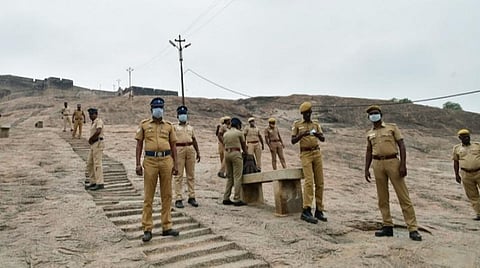 திண்டுக்கல் மலைக்கோட்டையில் பாதுகாப்பு  பணியில் ஈடுபட்டிருந்த போலீஸார். 
