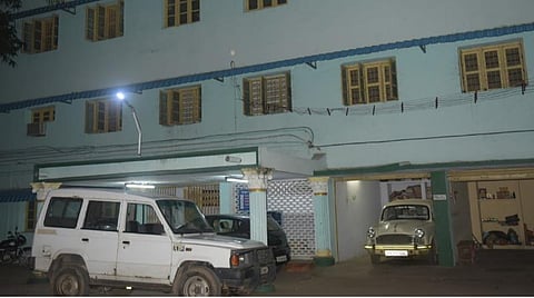 வேலூரில் லஞ்ச ஒழிப்புக் காவல் துறையினர் சோதனை நடத்தி வரும் மாநில வரித்துறை இணை ஆணையர் அலுவலகம்.