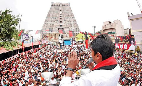 ரங்கம் ராஜகோபுரம் பகுதியில் நேற்று பிரச்சாரத்தில் ஈடுபட்ட திமுக இளைஞரணிச் செயலாளர் உதயநிதி ஸ்டாலின்.
