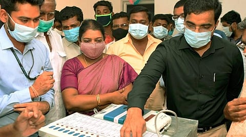 தூத்துக்குடியில் மின்னணு வாக்குப்பதிவு இயந்திரங்களில் முதல்நிலை பரிசோதனை பணிகளை மாவட்ட ஆட்சியர் கி.செந்தில் ராஜ் நேரில் பார்வையிட்டு ஆய்வு செய்தார். உடன் தூத்துக்குடி சட்டப்பேரவை தொகுதி உறுப்பினர் பெ.கீதாஜீவன் உள்ளிட்டோர். படம்: என்.ராஜேஷ்