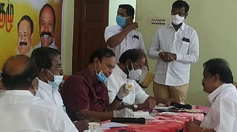 சிவகங்கையில் நடந்த திமுக தேர்தல் அறிக்கை தயாரிக்கும் குழுவின் ஆலோசனைக் கூட்டத்தில் கட்சியினரிடம் மனுக்களைப் பெற்ற பொருளாளர் டி.ஆர்.பாலு. அருகில் எம்பிகள் திருச்சி சிவா, டிகேஎஸ்.இளங்கோவன், கே.ஆர்.பெரியகருப்பன் எம்எல்ஏ.