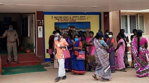 ஆளும்கட்சியினர் நெருக்கடியால் மினி கிளினிக் இடமாறியதால் சிவகங்கை ஆட்சியர் அலுவலகத்தை முற்றுகையிட்ட கிராமமக்கள்.