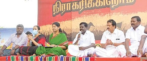 குலையநேரியில் நடைபெற்ற மக்கள் கிராம சபை கூட்டத்தில் கனிமொழி எம்.பியுடன் பூங்கோதை எம்எல்ஏ கலந்துகொண்டார்.