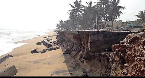 கொக்கிலமேடு பகுதியில் கடல் சீற்றம் காரணமாக சாலையில் அரிப்பு ஏற்பட்டுள்ளது.