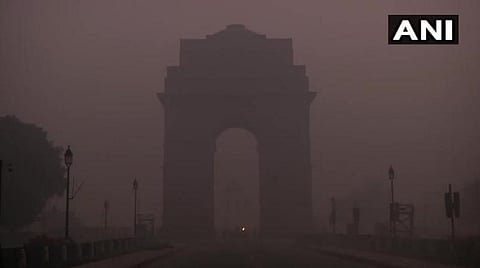 டெல்லியில் உள்ள இந்தியா கேட் பகுதியில் பனிமூட்டம் நிலவியிருந்த காட்சி : படம் ஏஎன்ஐ