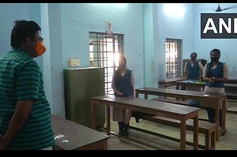 திருவனந்தபுரத்தில் பள்ளிகள் திறக்கப்பட்டதையடுத்து கல்வி அதிகாரிகள் ஆய்வு
