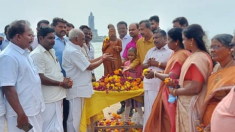 கன்னியாகுமரி கடல் நடுவே திருவள்ளுவர் சிலை நிறுவிய தினத்தில் படகுசேவை ரத்து: கரைப்பகுதியில் சிலை வைத்து தமிழ் ஆர்வலர்கள் மரியாதை