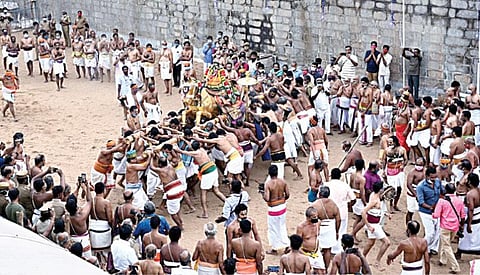ஸ்ரீரங்கம் ரங்கநாதர் கோயில் வைகுண்ட ஏகாதசி பெருவிழாவில் ராப்பத்து  8-ம் திருநாளான நேற்று கோயில் மணல்வெளியில் திருமங்கை மன்னன் வேடுபறி கண்டருளிய நம்பெருமாள். .படங்கள்: ஜி.ஞானவேல்முருகன்