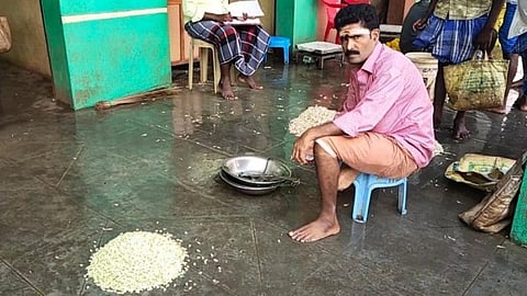 திண்டுக்கல் மாவட்டம் நிலக்கோட்டை பூ மார்க்கெட்டில் விற்பனைக்கு வந்த குறைந்த அளவிலான மல்லிகைப்பூக்கள்.