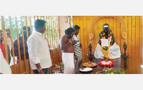 கமுதி தேசிய தெய்வீக யாத்திரைக்காக பசும்பொன்னில் துளசி மாலை அணிந்து விரதத்தைத் தொடங்கிய கருணாஸ் எம்எல்ஏ