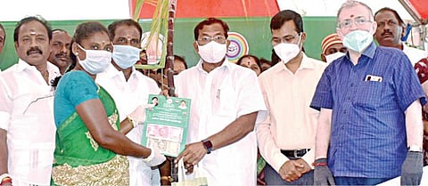 செங்கல்பட்டு மாவட்டம், கொத்திமங்கலம் எம்.ஜி.ஆர். நகர் நியாய விலைக் கடையில் பொங்கல் பரிசு தொகுப்புகளை அமைச்சர் பாண்டியராஜன் வழங்கினார். அருகில் செங்கல்பட்டு ஆட்சியர் ஜான் லூயிஸ்.