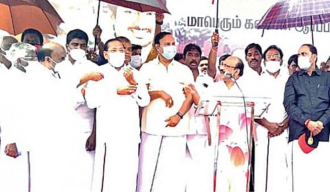 வேளச்சேரி - பரங்கிமலை இடையிலான பறக்கும் ரயில் திட்டப்பணியை விரைந்து முடிக்கக் கோரி ஆர்ப்பாட்டத்தில் ஈடுபட்ட திமுகவினர்.
