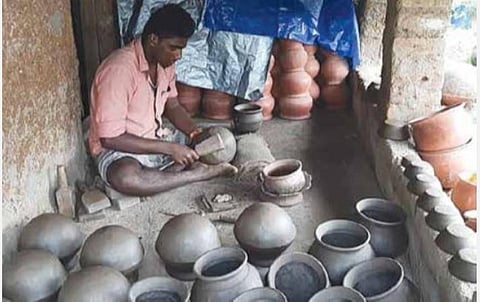 பொங்கலிடும் மண்பாண்டங்கள் விற்பனைக்கு தயார்: வாங்குவதற்கு ஆளில்லாததால் வருத்தத்தில் தொழிலாளர்கள்