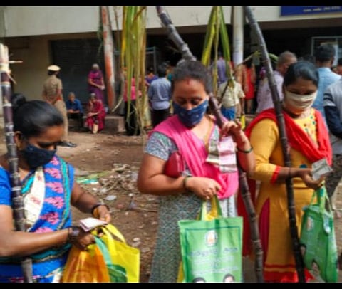 சென்னை லாயிட்ஸ் காலனியில் உள்ள டி.யு.சி.எஸ். ரேஷன் கடையில் பொங்கல் பரிசுத் தொகுப்பை பொதுமக்கள் வாங்கிச் சென்றனர். | படம்: எல்.சீனிவாசன்.