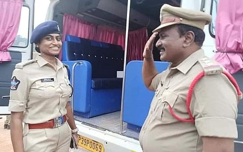 போலீஸ் டிஎஸ்பியாக இருக்கும் மகள் பிரசாந்திக்கு சல்யூட் செய்து வரவேற்ற காவல் ஆய்வாளர் ஷியாம் சுந்தர்: படம் உதவி  | ட்விட்டர்.