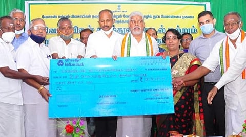 காரைக்காலில் வேளாண் துறை சார்பில் நடைபெற்ற விழாவில்  விவசாயிகளுக்கு நலத்திட்ட உதவியை வழங்கிய புதுச்சேரி வேளாண்துறை அமைச்சர் ஆர்.கமலக்கண்ணன்.