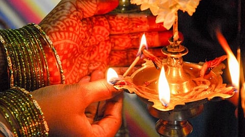 வீட்டு வாசலில் விளக்கேற்றி எலுமிச்சை வைத்தால் கண் திருஷ்டி விலகும்;  குடும்பப் பிரச்சினை அகலும்! 