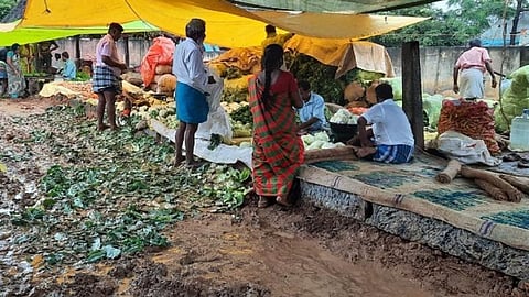 காரைக்குடியில் சேறும், சகதியுமாக மாறிய கணேபுரம் வாரச்சந்தை.